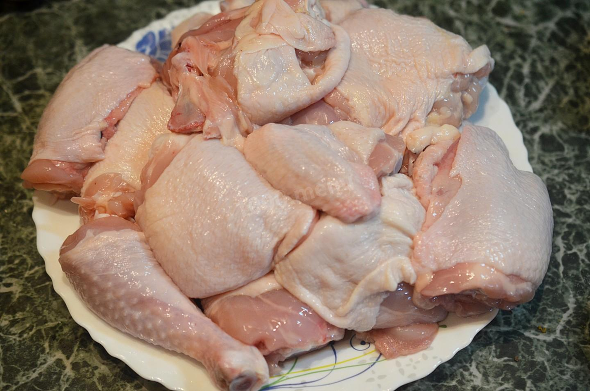 Курицу хорошо вымойте в проточной воде, затем обсушите. Рекомендую использовать охлажденное мясо птицы - в нем гораздо больше полезных веществ. Если берете куриную грудку, нарежьте ее на куски среднего размера около 2-3 см.