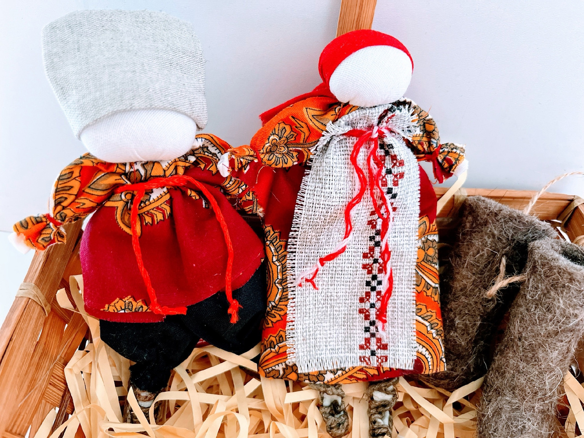 Традиционные тряпичные куколки на Руси бывают : игровые, обрядовые и куклы обереги ( к последним мы подходим с осторожностью, по этому не транслируем).

🌞Сегодня как и  ранее представляем для Вас игровую самодельную пару куколок для детей девка да паренек «ВЯТСКАЯ ПАРОЧКА»!

🔥Игровые традиционные русские куклы:

‼На Руси для детских забав куколки делались специально.
Славянские родители поощряли возню с куклами, они считали - если детвора много и с удовольствием играет, значит, вырастут трудолюбивыми и смышлёными, а в многодетной семье будет покой и достаток. Через детскую игру будущие жены и матери учились трудолюбию и художественному восприятию мира, происходило знакомство с историей и культурой своего народа, почитаемыми обычаями и обрядами. Детские игры и забавы воспитывали ребенка и приобщали к национальной культуре славян.

‼Поиграем?!

‼Проведем мастер-класс?! (оф-онлайн формате)

В нашем мастер-классе, посвященном созданию игровых куколок из ласкутков и ниток, мы приглашаем как детей, так и взрослых погрузиться в мир творчества и радости. Этот уникальный опыт позволит участникам раскрыть свои таланты, научиться новому ремеслу и провести время в приятной компании.

Каждый участник сможет создать свою игровую куколку или символ единения и понимания «Вятскую парочку»!

Приходите разделить радость творчества, и пусть ваши куколки станут символом семьи , домашнего очага и теплоты, которые обогатят ваш домашний уют и напомнят о чудесных моментах, проведенных вместе! Видео здесь - https://vk.com/wall-218934459_1218 