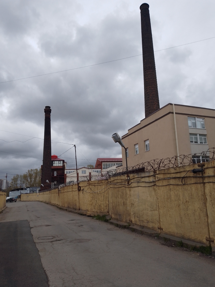 Вот это здание с восьмигранной трубой