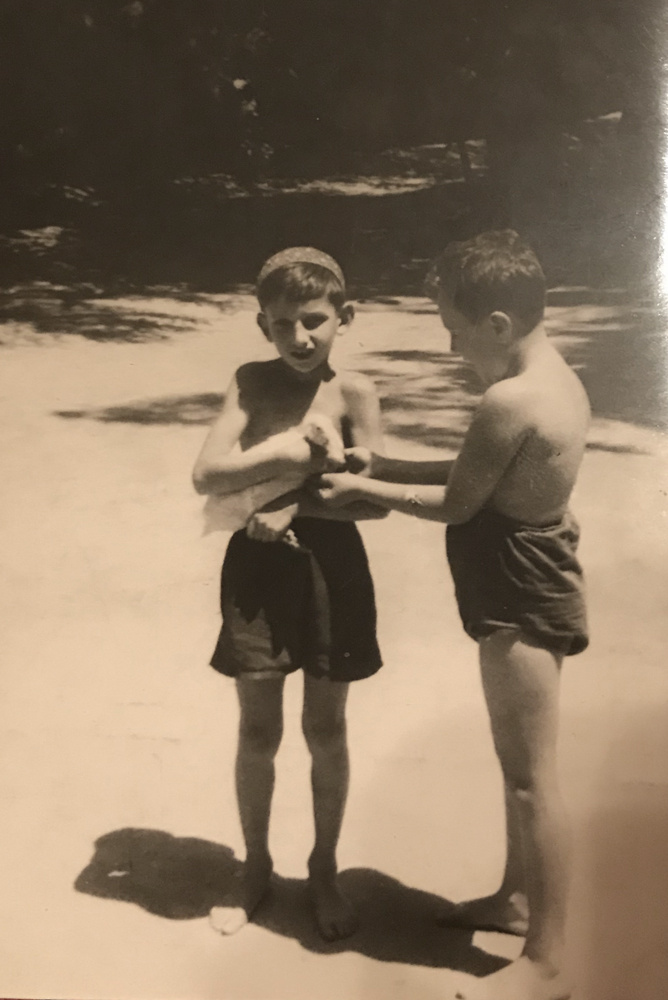 Юра Апресян с приятелем. Ташкент, лето 1938 года© Из личного архива Юрия Апресяна