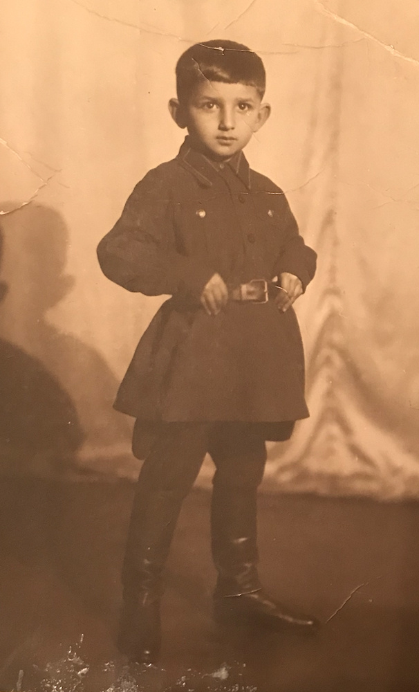 Юра Апресян в детстве в фотоателье. Москва, 1935 год© Из личного архива Юрия Апресяна