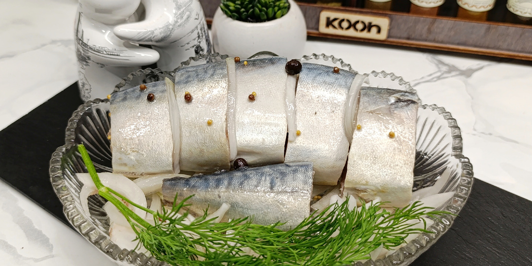 Маринованная скумбрия по-домашнему. Нежная, ароматная, с луковыми нотками, пряностями и пикантной кислинкой.