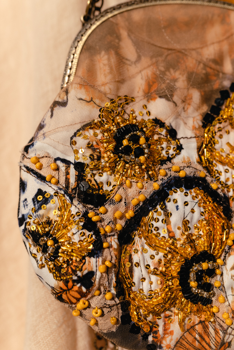 Очень кропотливая ручная вышивка на сумочке с фермуаром. За то сколько радости и хорошего настроения она приносит, каждый раз, когда я ее ношу! 