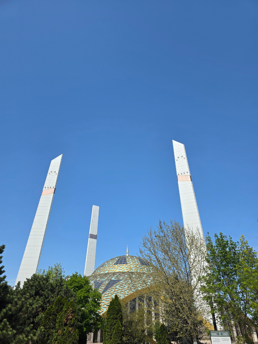 Виднеется Мечеть 