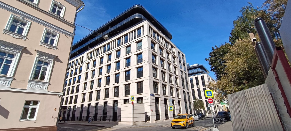 
Работы по благоустройству напротив клубного дома. Фото: Наталья Савина