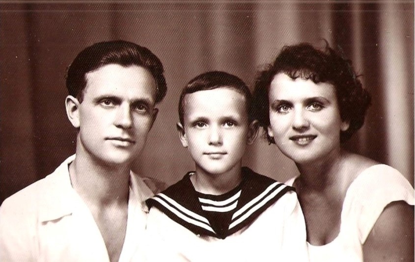 С родителями.