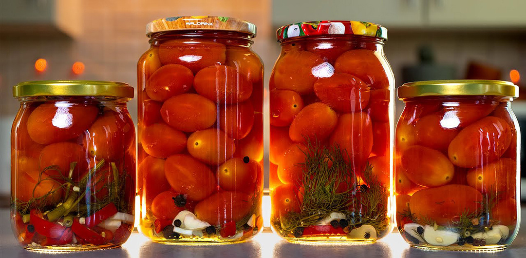 «На дно каждой банки – хрен, чеснок и укроп. Это основа, как фундамент для дома», – учил дед, раскрывая секреты идеального вкуса.