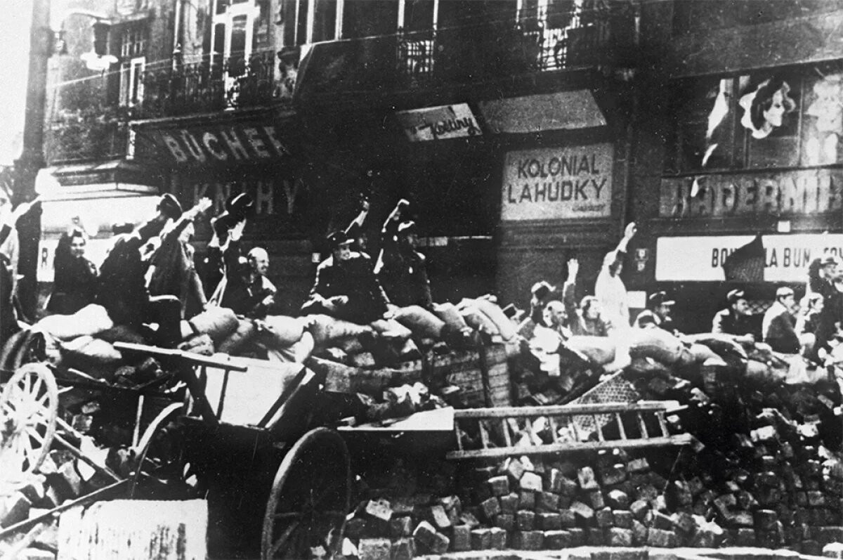    Участники пражского восстания приветствуют советскую армию-освободительницу.