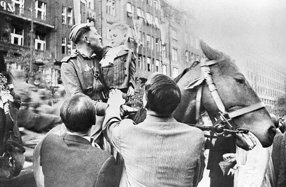    Пражская наступательная операция. Жители Праги встречают советских воинов-освободителей. Фото:  РИА Новости/ Анатолий Егоров