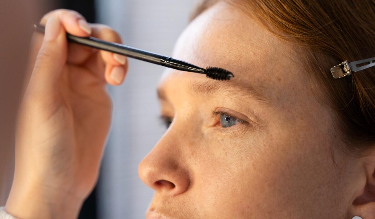     Брови в 2025 году: как изменилась форма и что это говорит о культуре