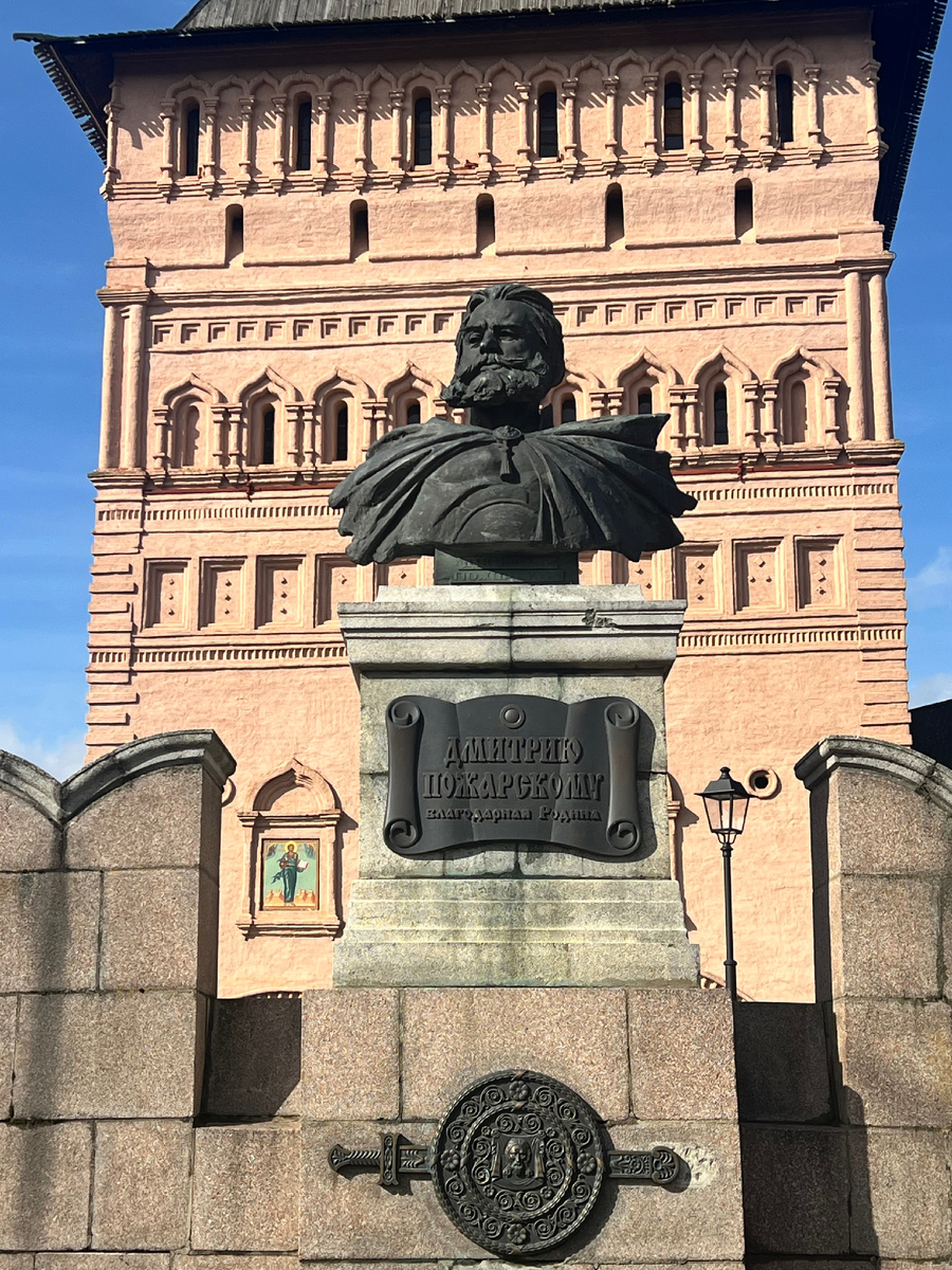 Бюст Дмитрия Пожарского в Суздале