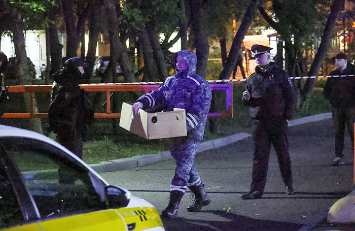    Оперативные службы на месте попадания БПЛА в жилой дом.Евгений Мессман/ТАСС