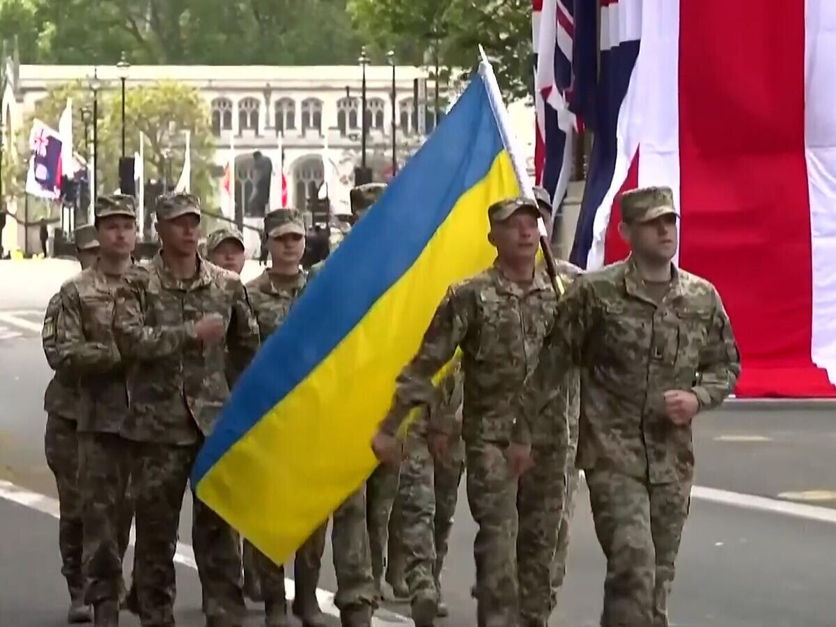    Украинцы маршируют по навозу в центре Лондона© PA Media