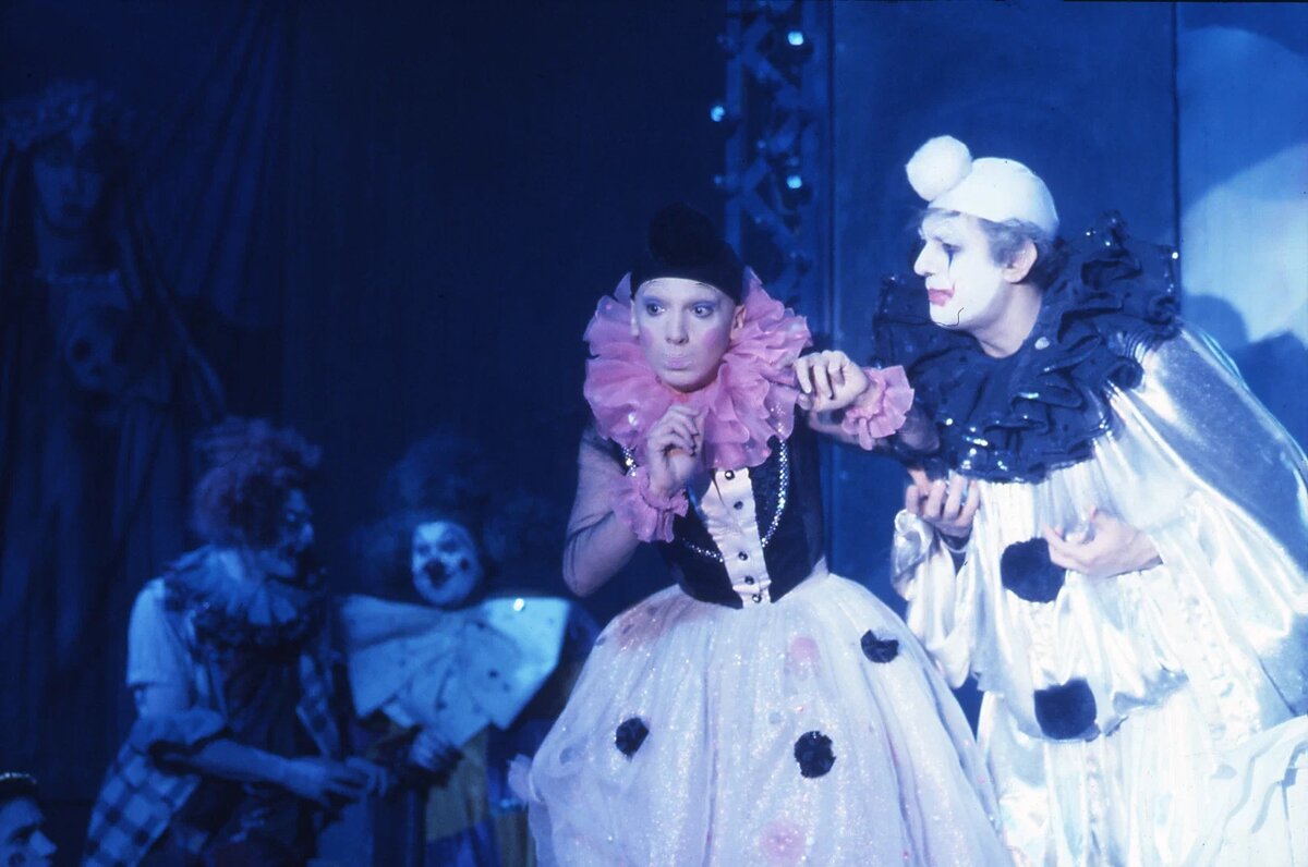 сцена из спектакля