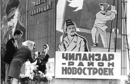 А вы помните где этот плакат распологался? Эх купил бы я цветов и ...