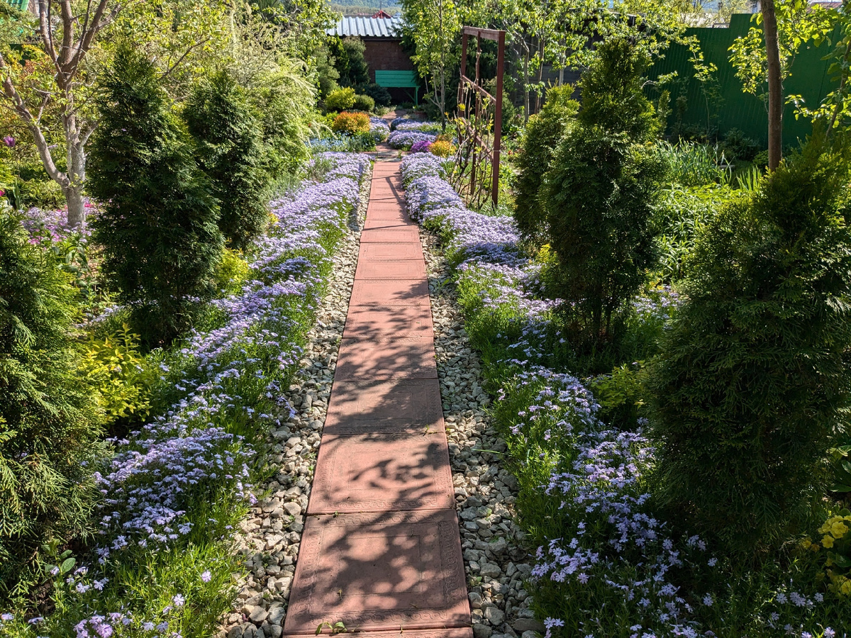 Я насчитала в саду шесть мест, где можно присесть "в зрительный зал", но возможно скамеек больше