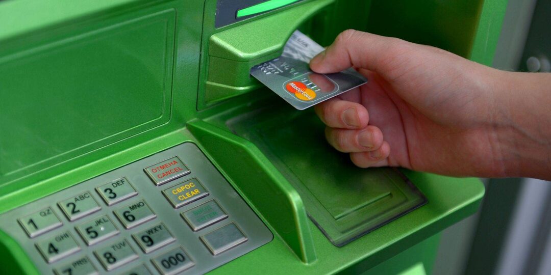 С сентября выдача наличных в банкоматах будет ограничена новым лимитом