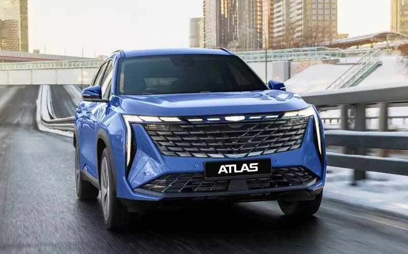    Geely Atlas не отстает от трендов, но дверные ручки оставил традиционными. В палитре окраски кузова есть интересные оттенки – серо-голубой и темно-зеленый.