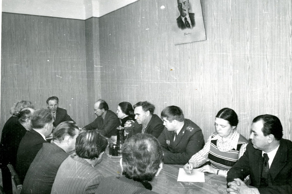 Собрание членов комиссии по строительству памятника. Фото: архив Новосибирского завода химконцентратов