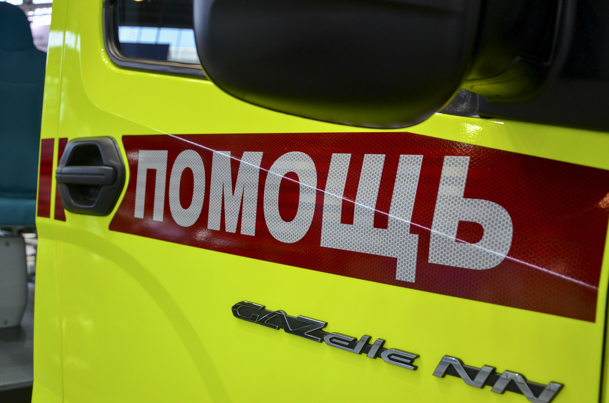 В Великом Новгороде детей госпитализирут в больницу в пгт Пролетарка.  Фото: Дмитрий Шевалдин