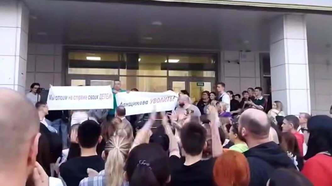    Кадр собрания у порога школы из сюжета Валова.