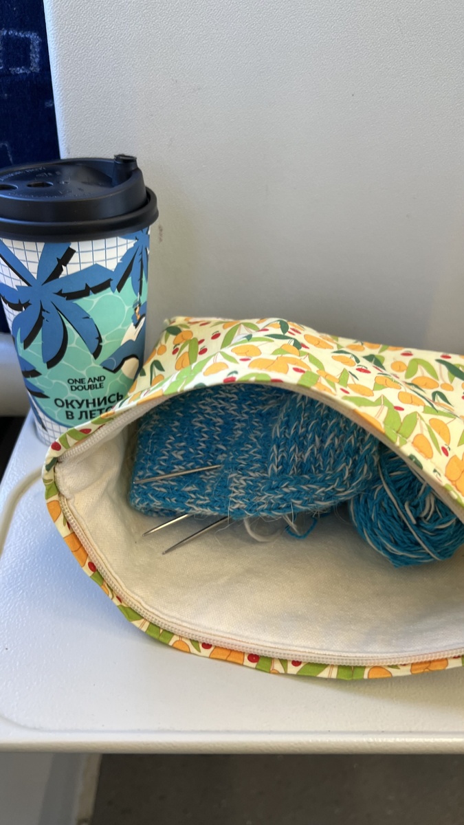 Как интересно, картинка, на стаканчике с кофе, в цвет с моим процессом, вяжу следочек.