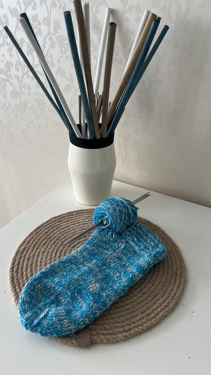 Вот такой один уже связала, в дороге,повяжу второй