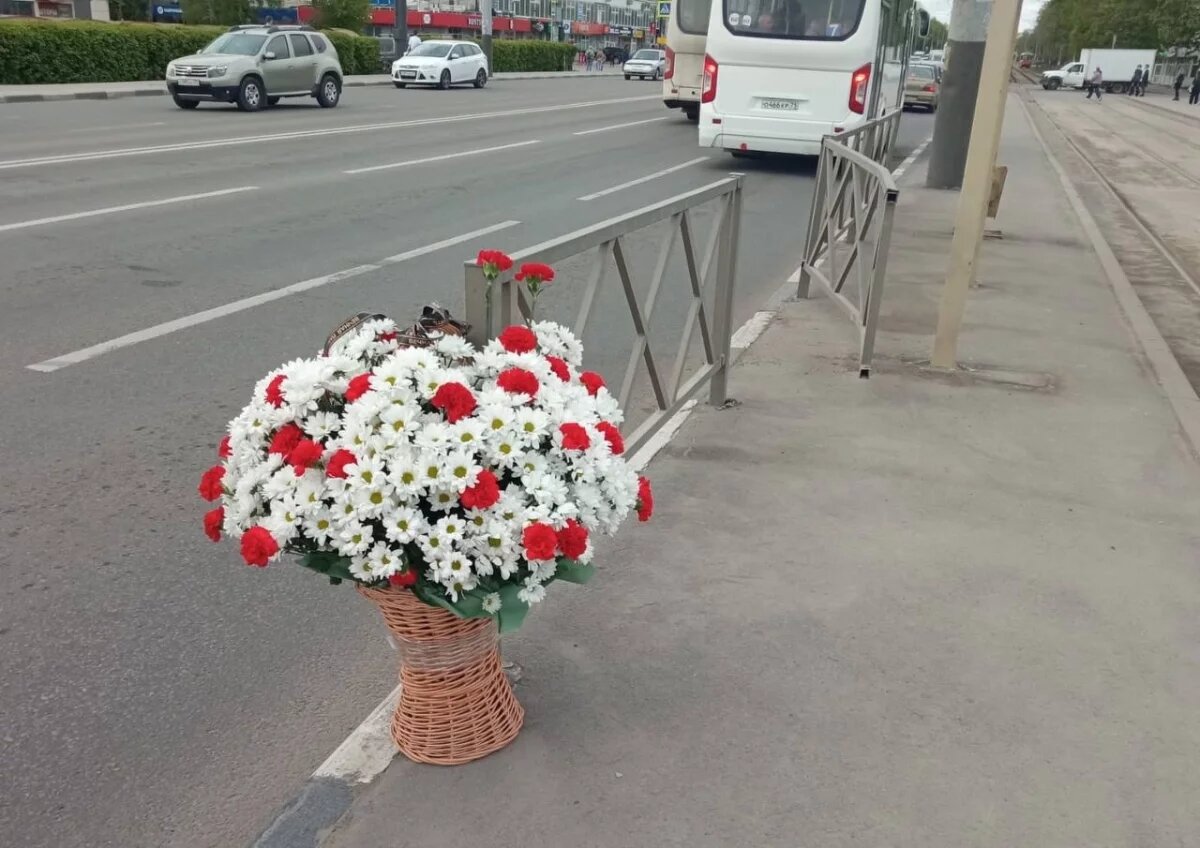    Цветы на месте аварии, в которой погибли два человека и изменилась жизнь многих людей.