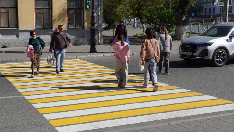    В Оренбурге около оренбургского театра музкомедии обновили «зебру» Оренбуржье
