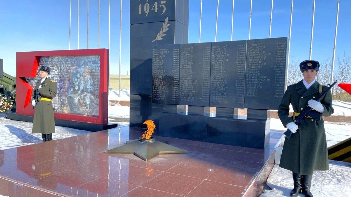    Обязательный пункт праздничной программы - возложение цветов к Вечному огню. Фото: Анастасия Ульянова / "Ямал-Медиа"