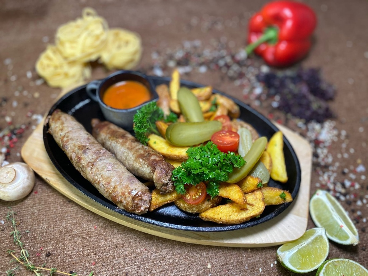 Сочные колбаски из свинины и говядины с картошечкой в ресторане Паровозовъ