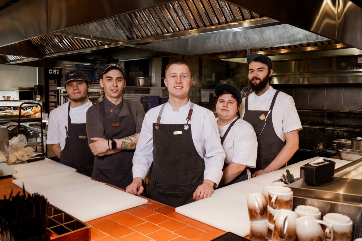 Как влюблять в ресторан людей под твоим руководством? Мы, прежде всего, рассказываем новичкам о грузинских традициях. В Грузии гость всегда желанен и любим. Поэтому ресторан к команде так и относится – а команда отвечает взаимностью. Все просто
Фото: предоставлено сетью грузинских ресторанов "Супра" во Владивостоке