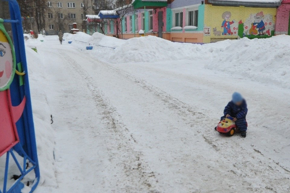 На помощь ребенку пришел прохожий мужчина.