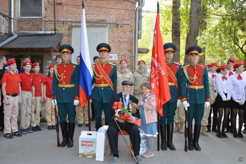    Поздравление участников Великой Отечественной войны и вручение памятных медалей "Почетный гражданин города". Источник: barnaul.org