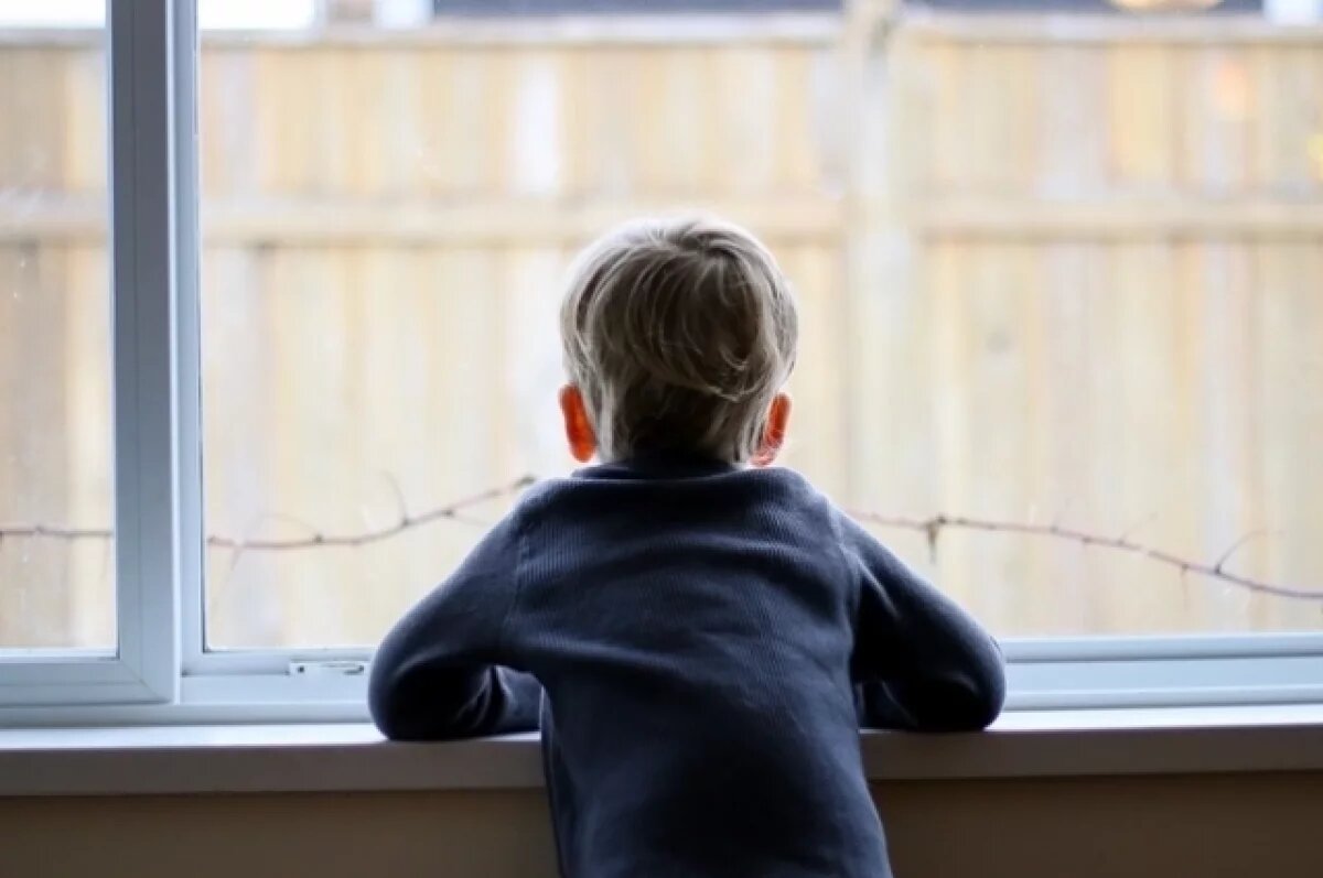    Двухлетний ребенок выпал из окна в Иркутской области