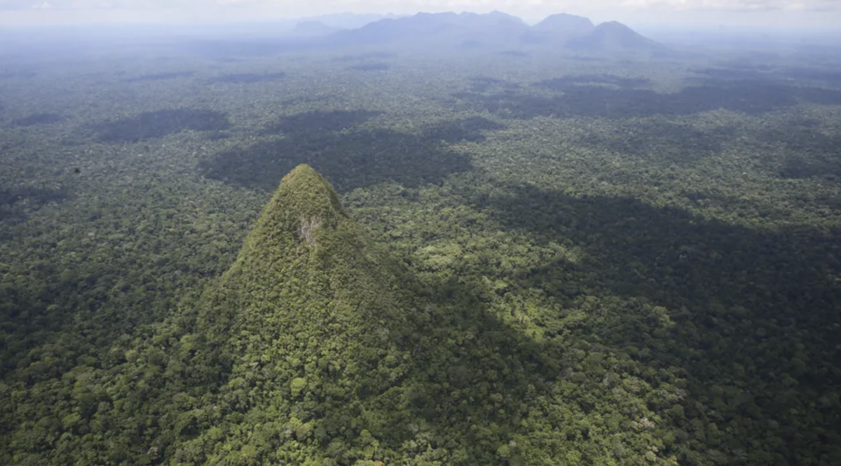 Происхождение этого странного пика остается загадочным из-за его удаленности от цивилизации. В то время как некоторые источники предполагают, что конус мог быть потухшим вулканом, другие говорят, что это могло быть просто необычное скальное образование.