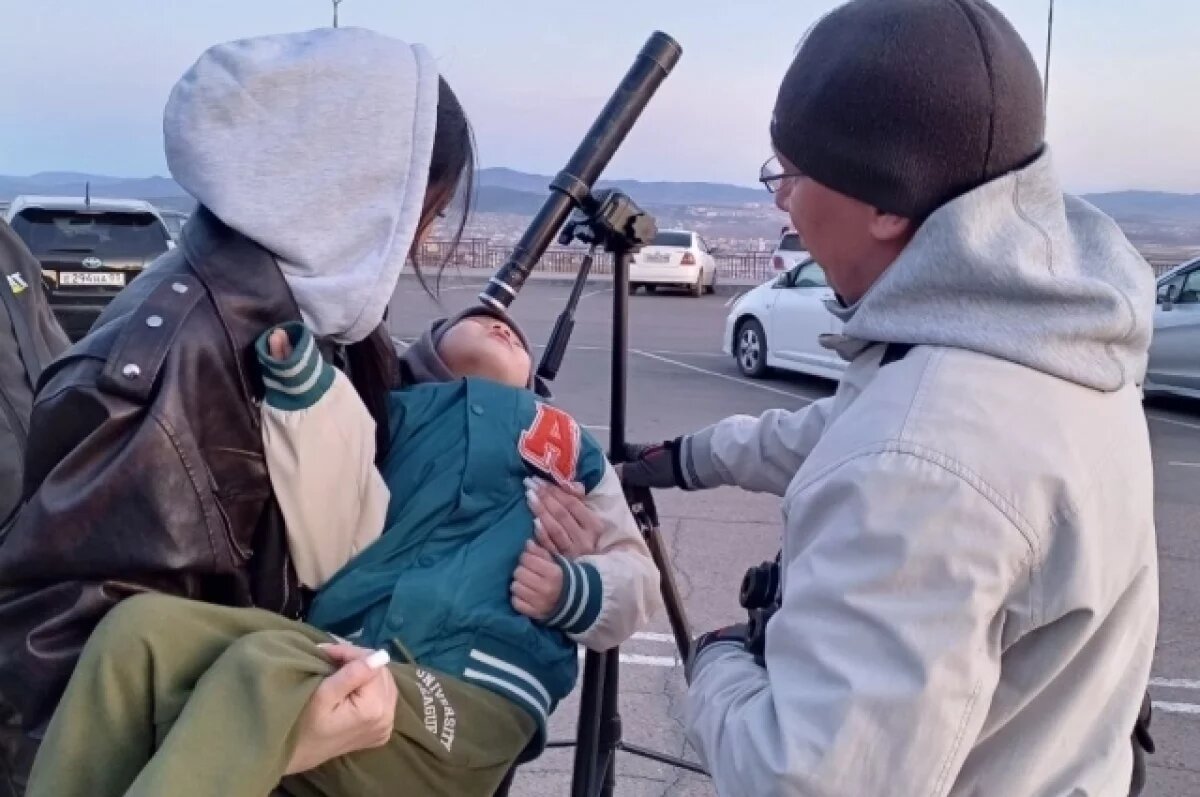    Самых маленьких улан-удэнцэв к телескопам подносили на руках.