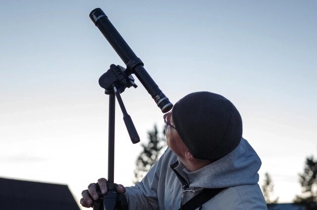    Дмитрий Пилипенко дал новую жизнь старой подзорной трубе. Фото: Телеграм-канал «АстроЛюбители Бурятии»/ Светлана Покацкая