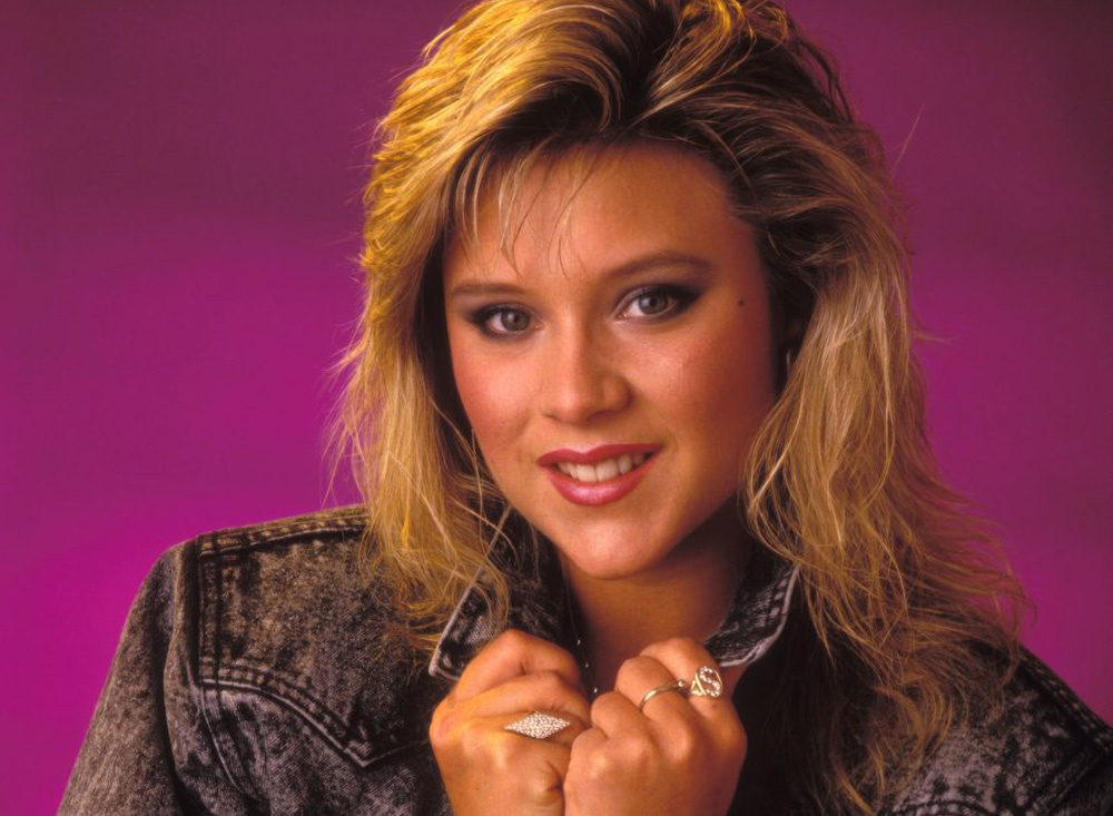 По видеоклипам Саманты Фокс можно получить представление, какими были 80-ые