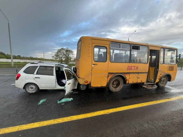    В Оренбурге «Лада Калина» врезалась в детский автобус, пострадали 2 человека Белов Михаил Александрович