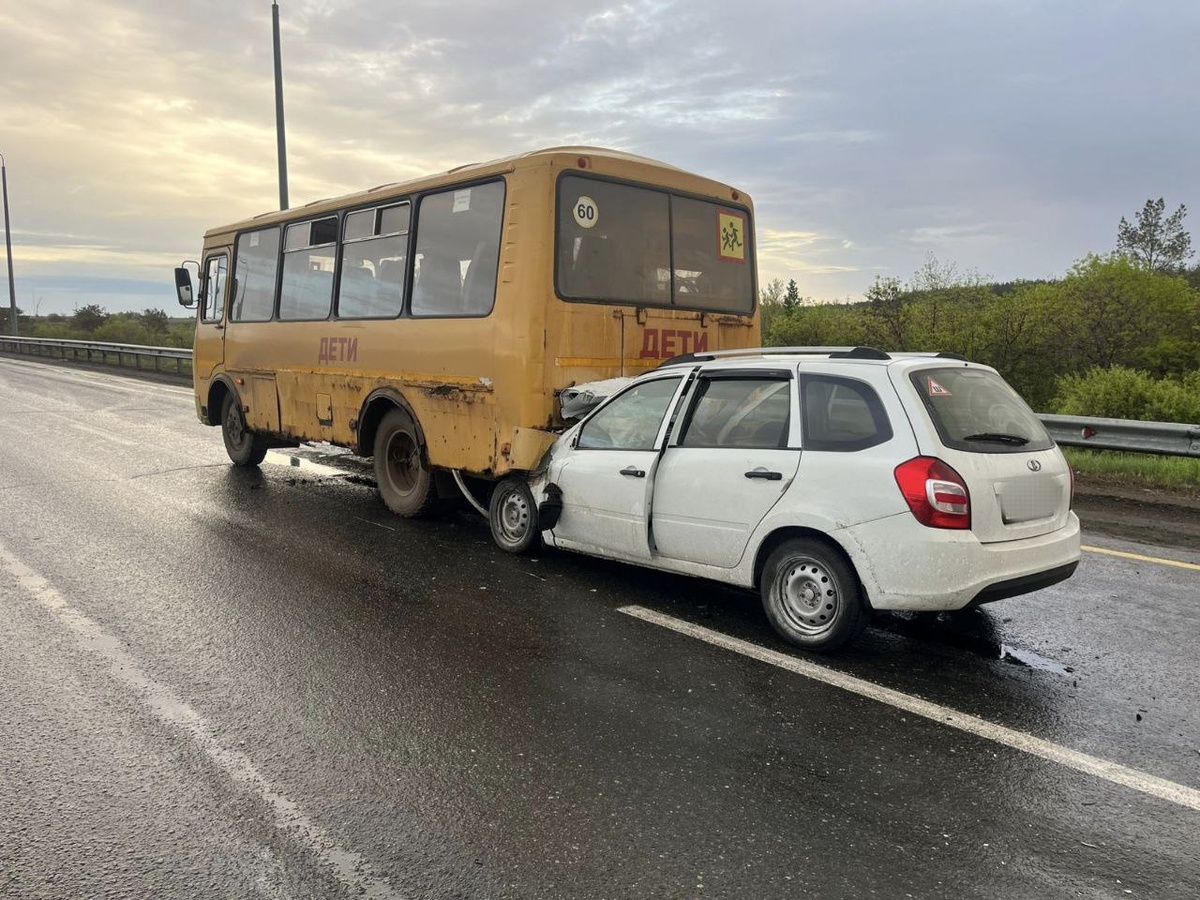  📷    В Оренбурге «Лада Калина» врезалась в детский автобус, пострадали 2 человека Белов Михаил Александрович