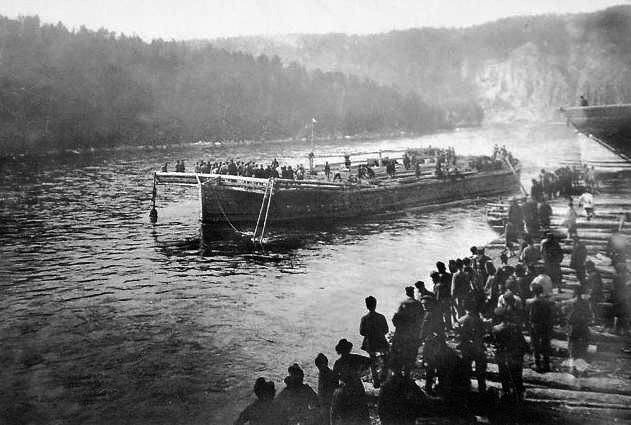 Барка на Чусовой. XIX век. Фото В. Метенкова из открытых источников интернета.