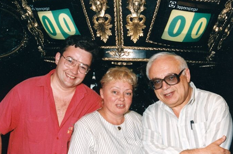 Ворошилов с женой Н. Стеценко и её сыном Борисом Крюком, который продолжил дело отчима. Фото: Pinterest