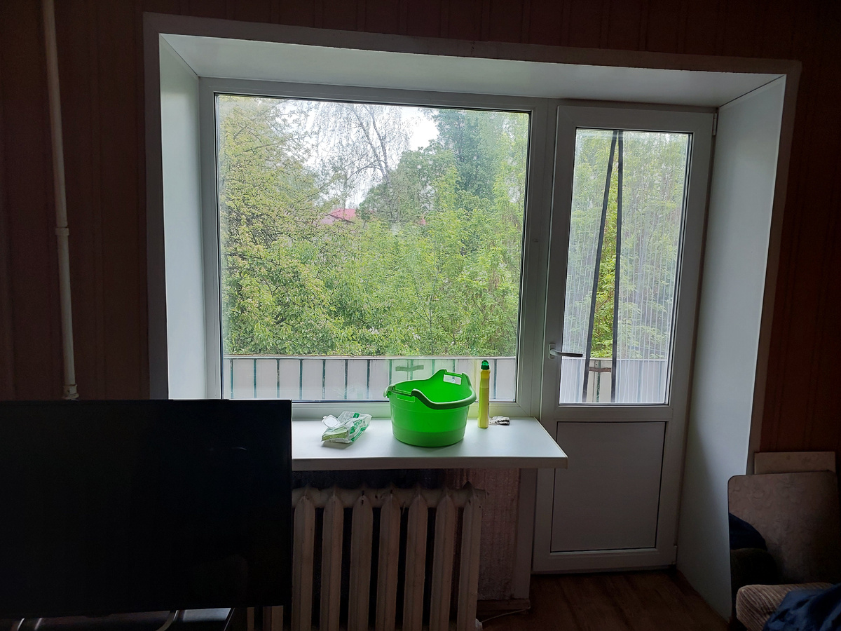 Из окон улицу не видно)))