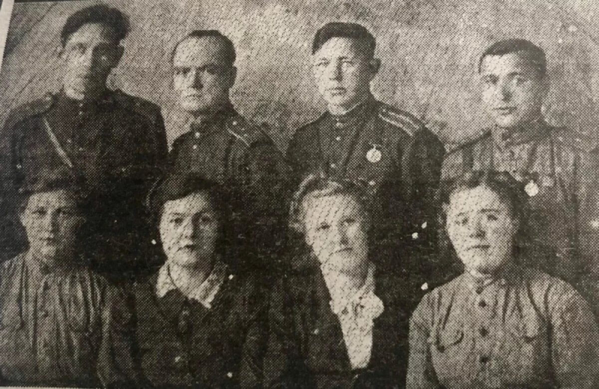    Комсостав Боровского истребительного батальона, 1942 год. Екатерина Федоровна Воронкова – крайняя слева.