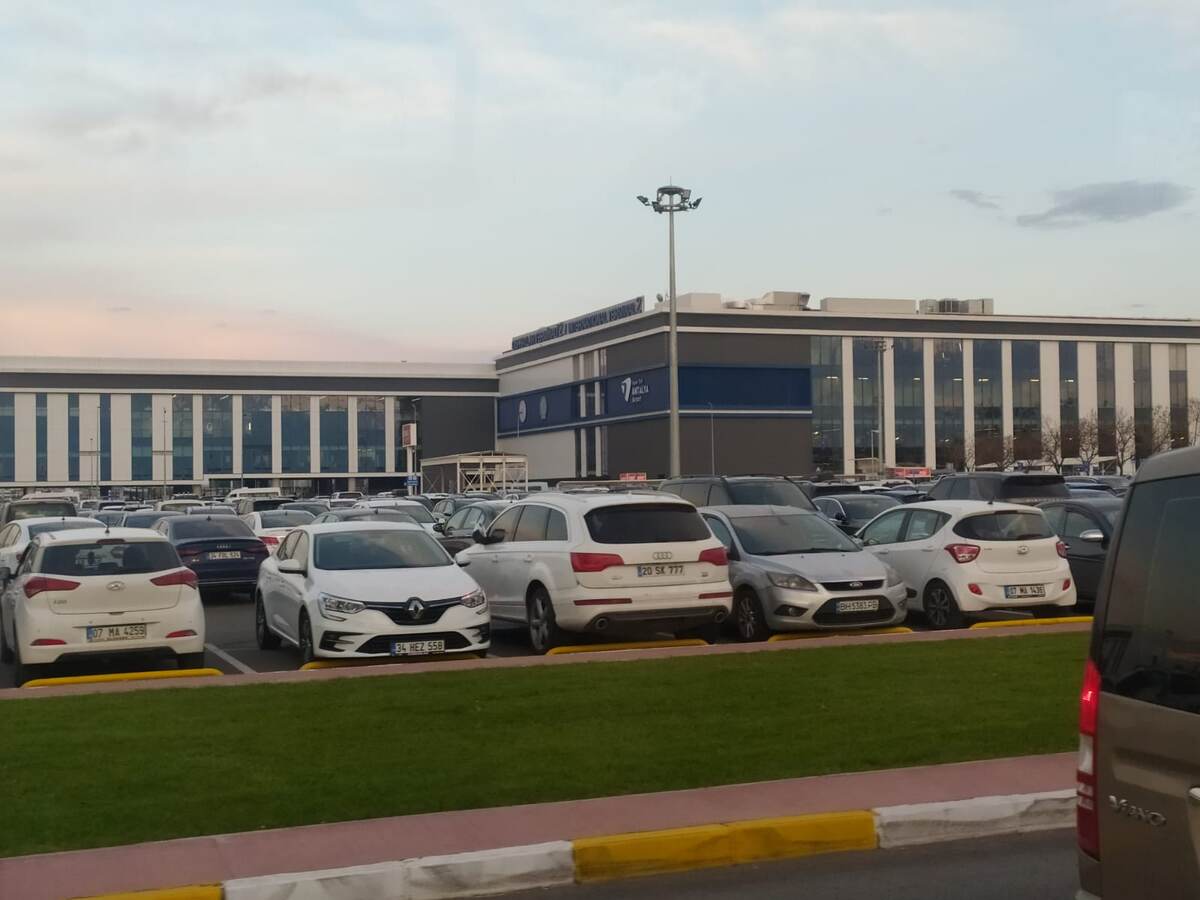 Одно из новых зданий, относящихся к международному аэропорту Антальи.