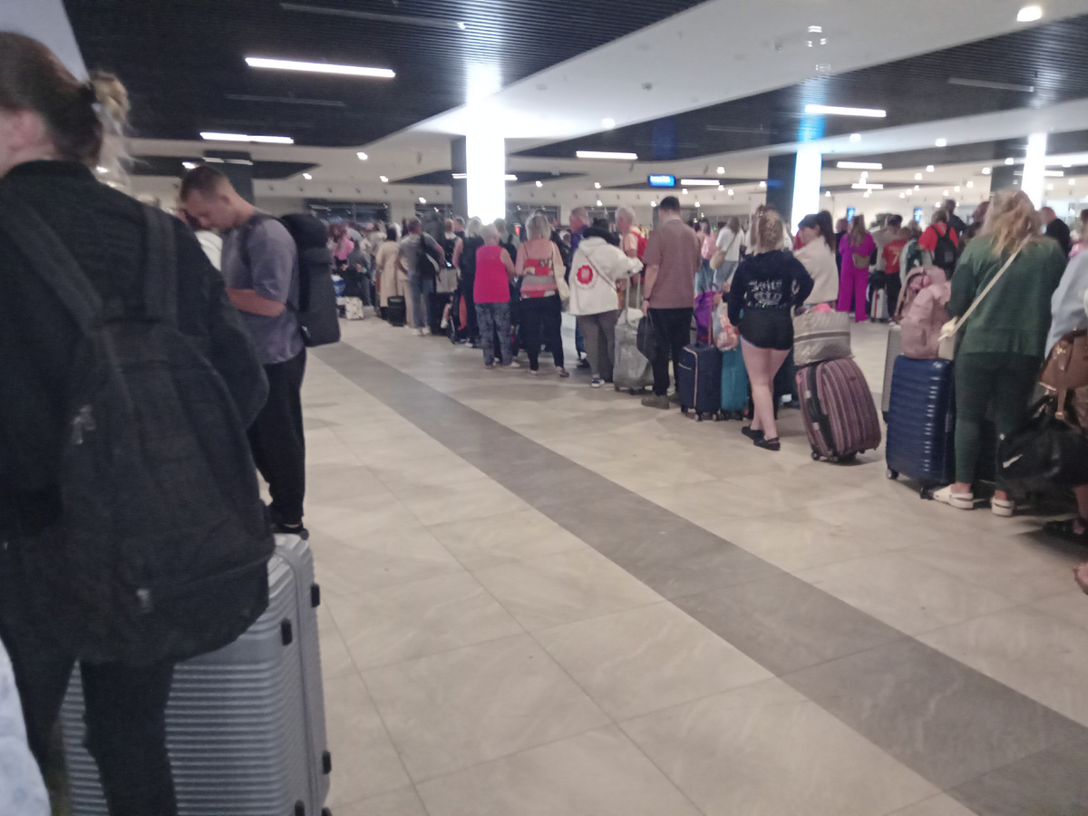 Аэропорт Антальи, вход в Т3 через Т2.