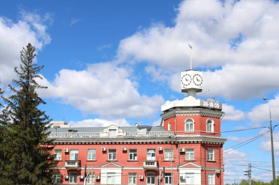    Часы на пр. Строителей, 22. Источник: пресс-служба администрации Барнаула