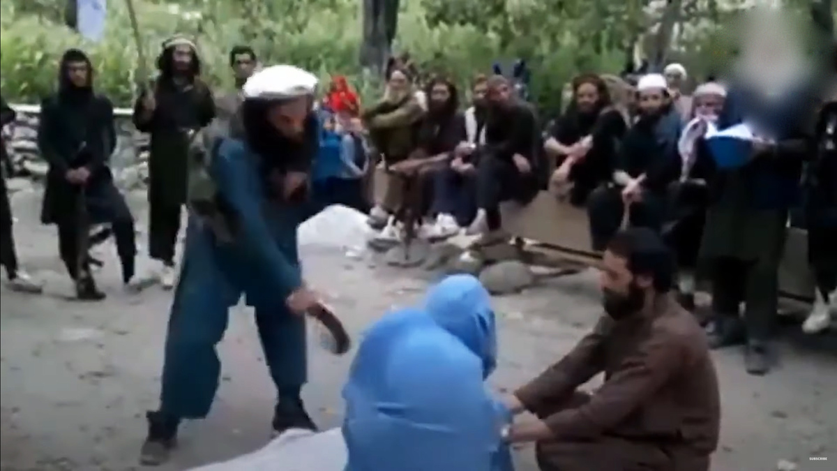 Талибан публично наказывает женщин-«прелюбодеек» в Афганистане. 2022 год.