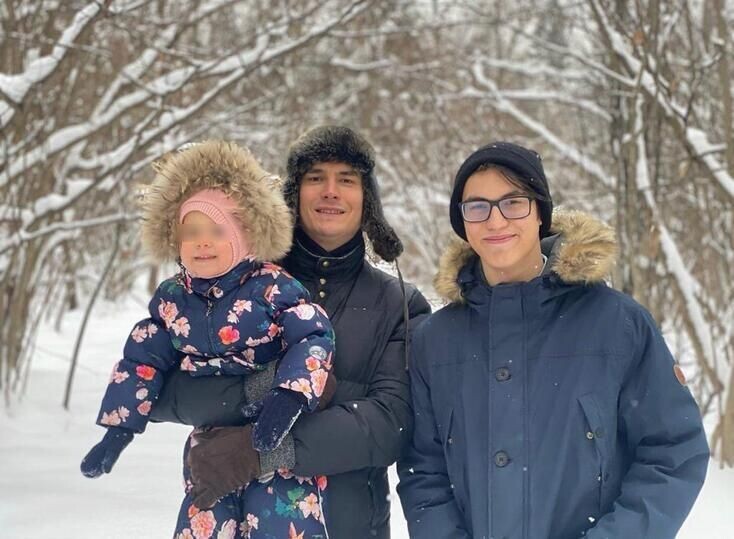     Иван (крайний справа) и Сергей (в центре) Шаргуновы. Фото: соцсети